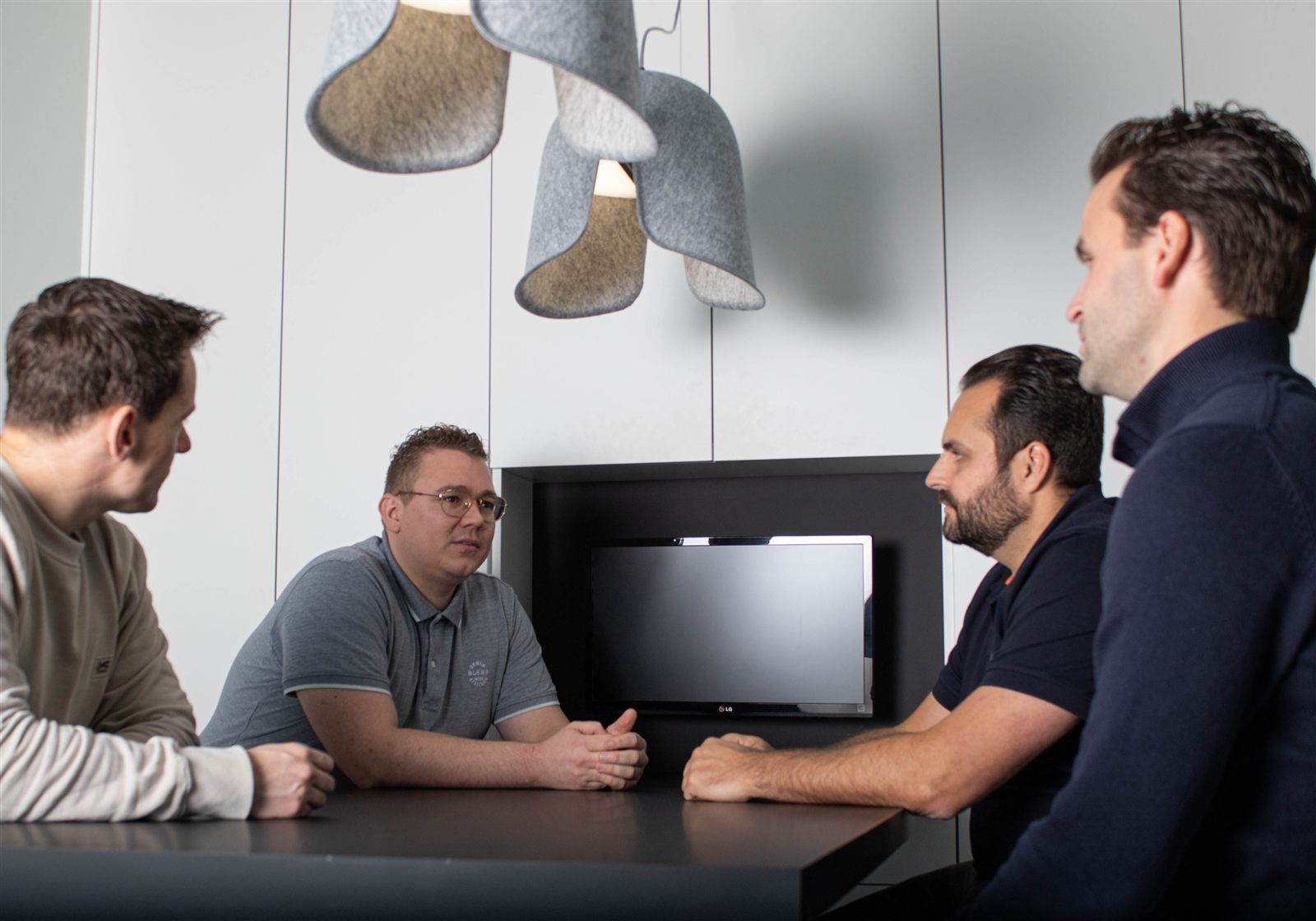 Vier collega's van CloudFulness in overleg aan tafel